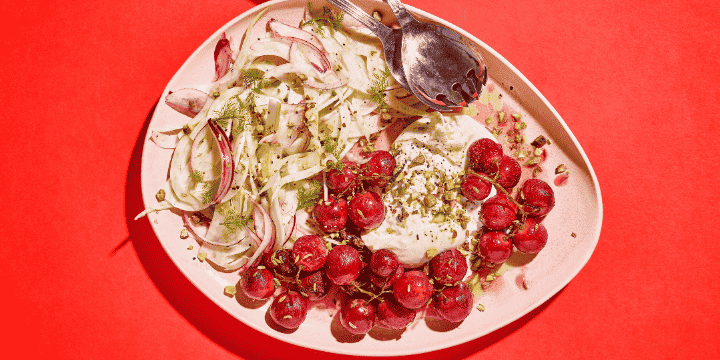 Salade de fenouil aux raisins rôtis, pistaches et burrata